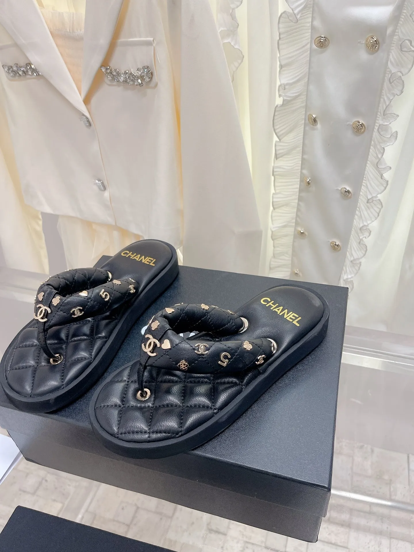 👟👟Ex-factory price 440👟👟 Women's Shoes Women's Clothing Women's Shoes Women's Clothes Women's Shoes Women's Clothing Women's Shoes Factory 𝗖𝗛𝗔𝗡𝗘𝗟The latest slippers, top quality exclusive supply, beautiful on the feet💃💃This style is so popular! Original customized sheepskin material Original film T👟👟Ex-factory price U bottom 35-39 [40/41 customized]
